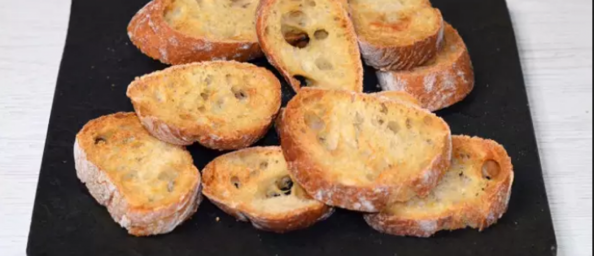 Tostar rebanadas pequeñas de pan