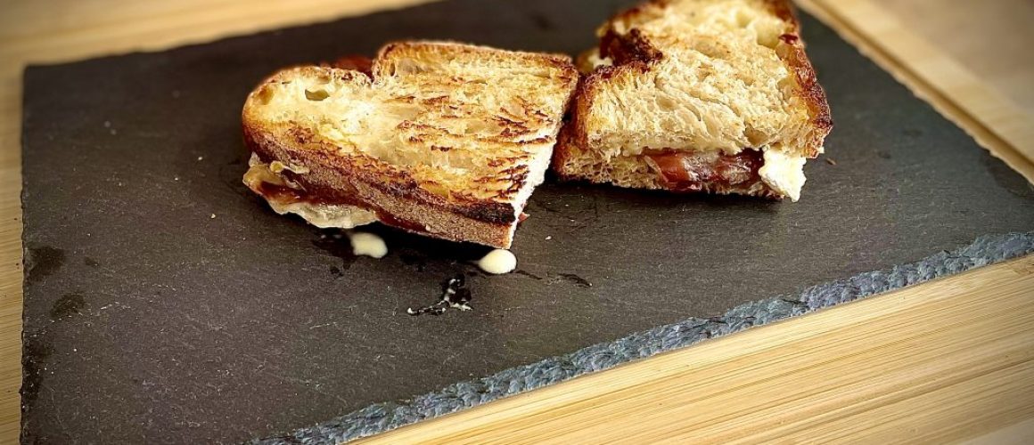 Bocadillo de queso Brie y Jamón Ibérico