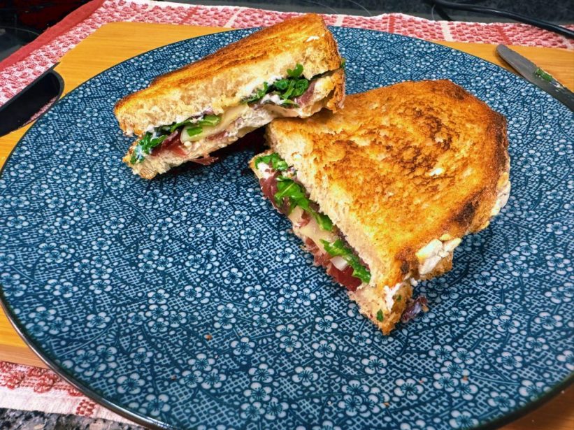 Sandwich de cecina y queso finas hierbas