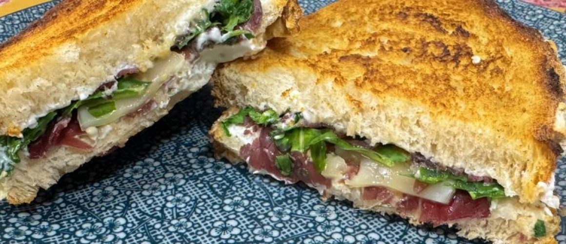 Sandwich de cecina y queso finas hierbas