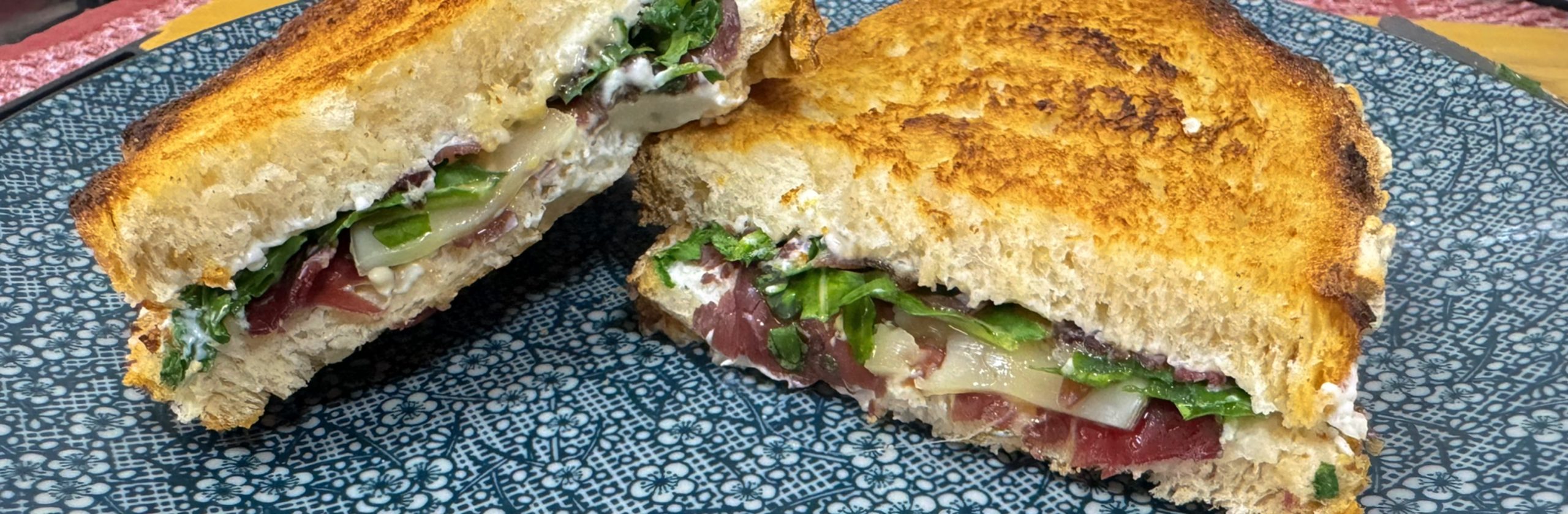 Sandwich de cecina y queso finas hierbas